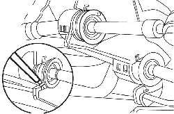 Использование лезвия отвертки для отжатия металлических выступов перед отсоединением тяг управления коробкой передач