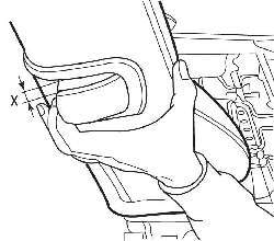 Отведение ручки привода механизма откидывания вперед спинки сиденья