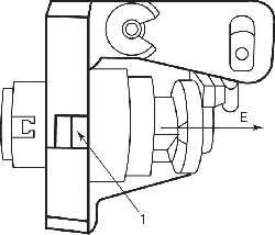 Расположение фиксатора (1) и направление снятия (Е) цилиндра замка с кронштейна