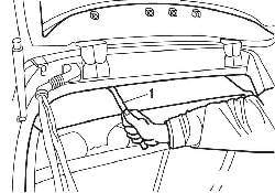 Выворачивание болтов крепления петель двери багажного отделения торцовым ключом 1355-A (1) с изогнутой ручкой