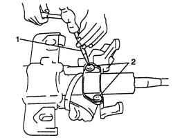 Отворачивание болтов крепления блокиратора рулевого управления