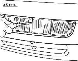 Снятие переднего отражателя с бампера (показан автомобиль без противотуманных фар)