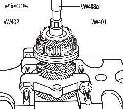 Установка узла синхронизатора 3-й и 4-й передачи при помощи приспособлений VW401, VW402 и VW408а