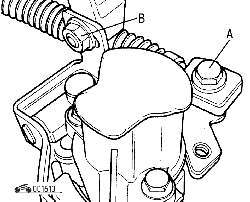 Болт крепления троса переключения передач (А) и гайка с наконечника троса предварительного выбора передач (В)