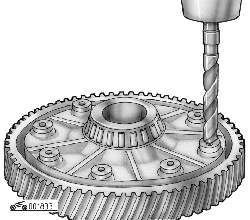 Высверливание заклепок крепления ведомого зубчатого колеса главной передачи к коробке дифференциала