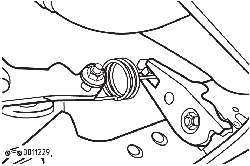 Крепление троса стояночного тормоза к заднему дисковому тормозу