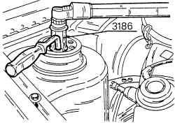 Отворачивание гайки в верхней части амортизаторной стойки специальным ключом 3186