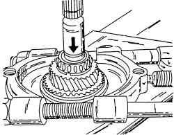 Выпрессовка конического роликового подшипника со скользящей муфтой и шестерней включения четвертой передачи