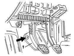 Крепление под педалями щитка (1), закрывающего доступ к расположенному под ним карданному шарниру
