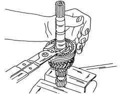Снятие натяжения с упорного кольца над ступицей синхронизатора и под ней