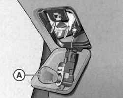 Расположение ламп накаливания лампового кронштейна заднего фонаря в крышке багажника