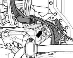 Крепление жгута проводки справа на консоли двигателя