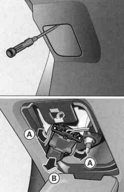 Удаление крышки внутренней облицовки крышки багажника и демонтаж лампового кронштейна