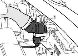 Верхний шланг системы охлаждения и электрическое штекерное соединение левого и правого датчиков подушек безопасности на рамке радиатора