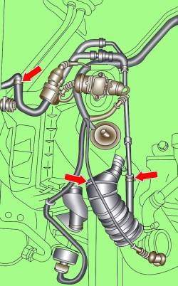 Расположение мест соединения шлангов и воздушного патрубка на автомобилях с четырехцилиндровыми бензиновыми двигателями