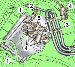 Расположение электрических разъемов (4) зажима (5) и фиксаторов (2) проводов, зажимов (3) крепления топливопроводов, шлага и фиксаторов крышки воздушного фильтра на автомобилях с шестицилиндровыми двигателями