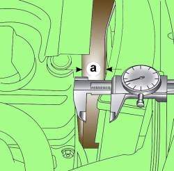 Измерение ширины (а) зубчатого ремня на четырехцилиндровых дизельных двигателях до номера 4BYN 002 887