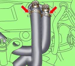 Расположение кранов для удаления воздуха из системы охлаждения на штуцерах отопителя на перегородке моторного отсека автомобилей с дизельными двигателями 2,5 л