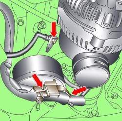 Расположение гайки крепления провода соединения двигателя с «массой» и зажимов крепления проводов стартера и генератора