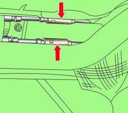 Расположение регулировочных гаек тросов стояночного тормоза