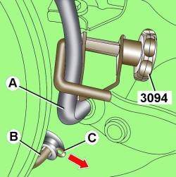 Расположение шланга (А) подачи жидкости к главному цилиндру привода сцепления, фиксатора (С) и трубки (В) на главном цилиндре сцепления