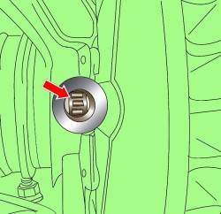 Проверка состояния ротора датчика ABS через отверстие для установки датчика ABS