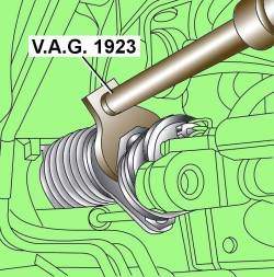 Использование приспособления V. A. G. 1923 для отворачивания рулевой тяги от рулевого механизма