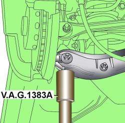 Поддержка узла ступицы заднего колеса приспособлением V. A. G. 1383 A