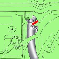 Расположение отверстия на шланге возврата охлаждающей жидкости из радиатора отопителя при удалении воздуха из системы охлаждения автомобилей с дизельными двигателями 1,9 л