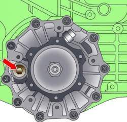 Расположение пробки маслоналивного отверстия механической коробки передач 01A