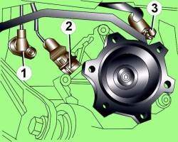 Расположение датчика частоты вращения двигателя (1), электрического разъема (2), датчика спидометра и болта (3) крепления трубопровода автоматической коробки передач
