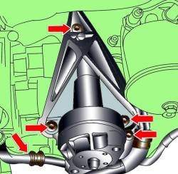Расположение болтов крепления правой опоры двигателя и зажимов крепления проводов