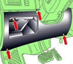 Расположение винтов крепления декоративной нижней накладки под панелью приборов со стороны водителя