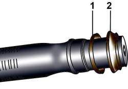 Установка тарельчатой шайбы (1) и промежуточного кольца (2) на вал привода