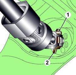 Расположение гайки (1) и зажима (2) крепления универсального шарнира рулевой колонки