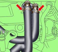 Расположение хомутов крепления шлангов системы охлаждения к штуцерам отопителя на перегородке моторного отсека