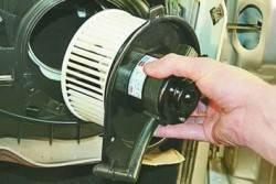 Снятие и установка электродвигателя вентилятора системы отопления (кондиционирования) и вентиляции салона