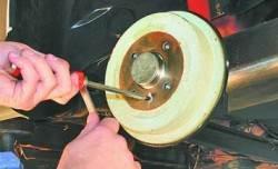 Снятие и установка барабанов тормозных механизмов задних колес