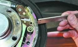 Замена колодок тормозных механизмов задних колес