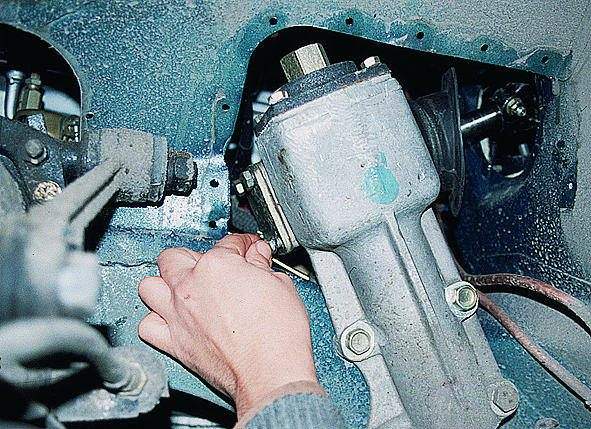 Масло в рулевого механизма. ГАЗ 3110 смазка рулевого редуктора. ГАЗ 3110 люфт в рулевой колонке. Болт рулевой на ГАЗ 3110. Крепление рулевого колеса ГАЗ 3110.