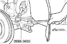 Выпрессовка пальца шарового шарнира наконечника рулевой тяги из поворотного кулака с помощью съемника 09568-34000