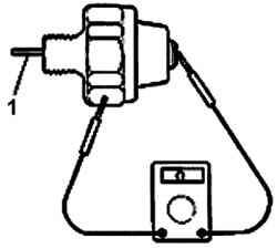 Проверка проводимости цепи между клеммой и корпусом датчика давления масла во время вдавливания в отверстие датчика тонкой проволоки (1)