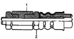 Соединение трубки и шланга (2) с помощью накидной гайки (1)