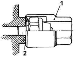 Место нанесения герметика на резьбовую часть датчика давления масла (2) и использование ключа (1) на 24 мм для его вворачивания