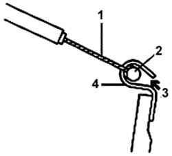 Крепление наконечника (2) троса (1) акселератора к рычагу (4) акселератора и место (3) нанесения смазки