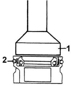 Использование специального приспособления 09431–14200 (1) для установки уплотнительного кольца (2) во втулку рейки