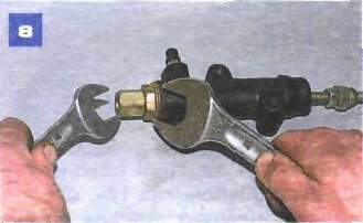 Снятие рабочего цилиндра гидропривода сцепления на автомобиле с двигателем ВАЗ-2106