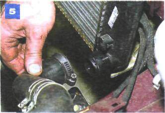 Снятие радиатора на автомобиле с двигателем ВАЗ-2106