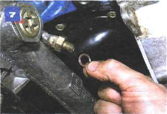 Снятие рабочего цилиндра гидропривода сцепления на автомобиле с двигателем ВАЗ-2106