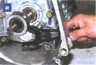 Снятие механизма привода выключения сцепления на автомобиле с двигателем ВАЗ-2106